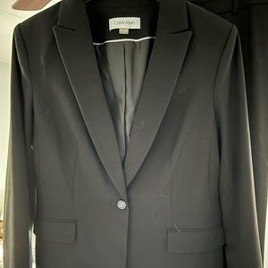 Calvin Klein business suit woman’s size 12. Pants are slim fit.